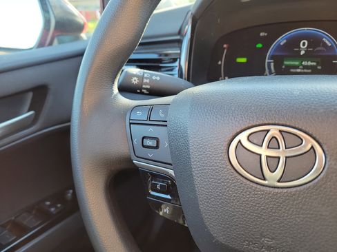 Used 2025 Toyota Camry LE image 29