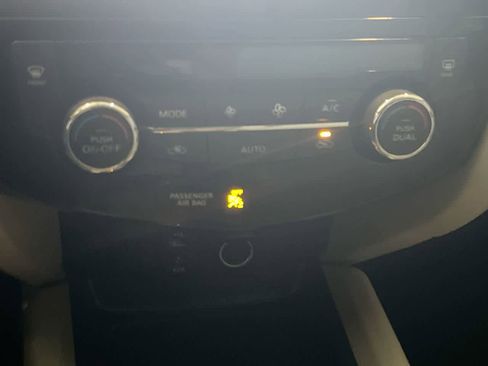 Used 2017 Nissan Rogue Sport SV w/ SV Premium Package image 19