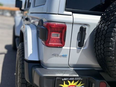 Used 2022 Jeep Wrangler Unlimited Sahara w/ Cold Weather Group AWD/4WD image 14