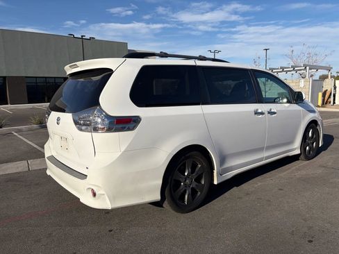 Used 2017 Toyota Sienna SE image 6