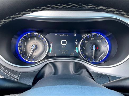 Used 2025 Chrysler Pacifica Limited image 21