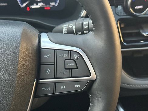 Used 2024 Toyota Highlander Limited image 29
