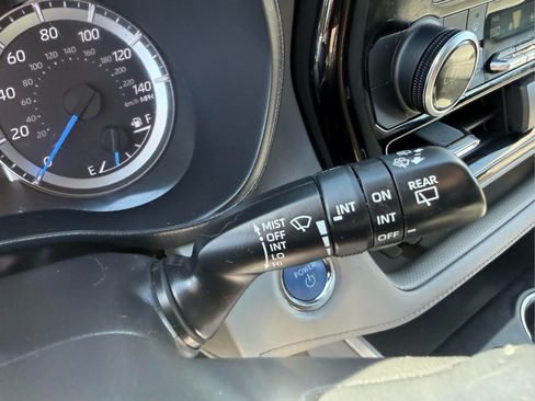 Used 2022 Toyota Highlander LE AWD/4WD image 29