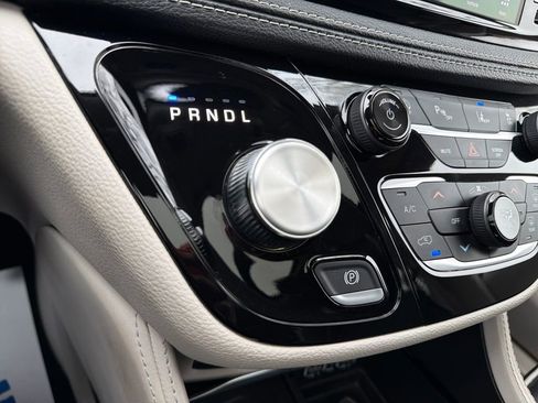 Used 2024 Chrysler Pacifica Limited image 27