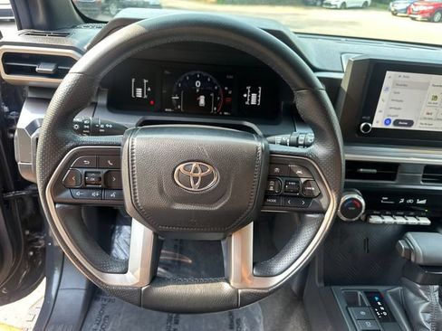 Used 2025 Toyota 4Runner SR5 AWD/4WD image 32