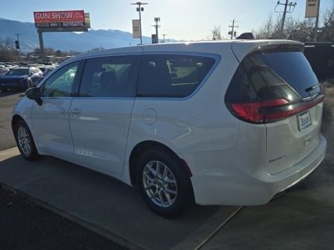 Used 2024 Chrysler Pacifica Touring-L image 3