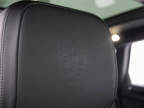 Certified 2025 Porsche Macan AWD/4WD image 32