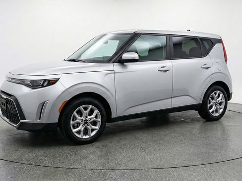 Used 2025 Kia Soul LX w/ LX Technology Package FWD image 2
