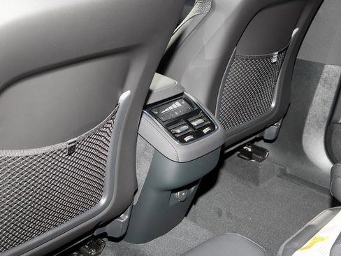 New 2026 Volvo XC90 B6 Plus w/ Protection Package Premier image 30