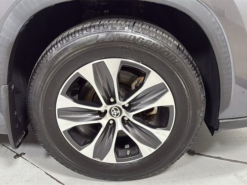 Used 2020 Toyota Highlander XLE image 22