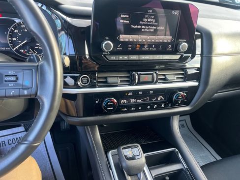 Used 2024 Nissan Pathfinder SV image 18