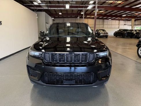 Used 2024 Jeep Grand Cherokee Altitude AWD/4WD image 8