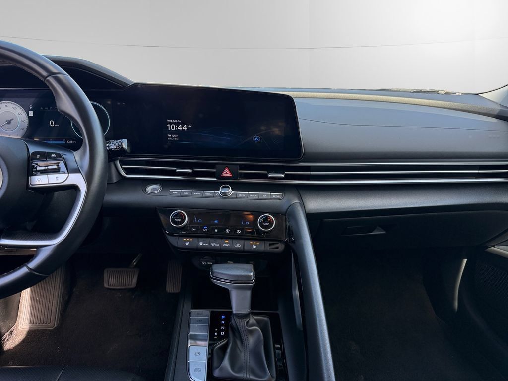 Used 2025 Hyundai Elantra Limited FWD image 11