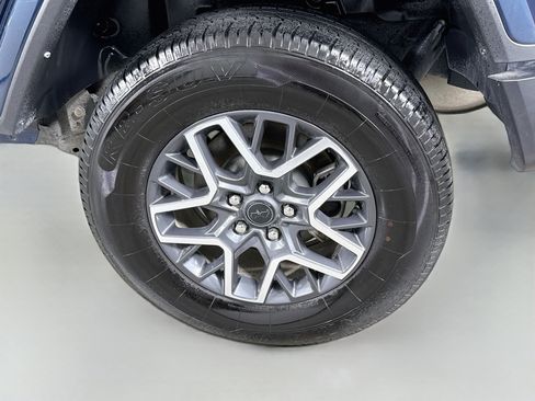 Used 2025 Jeep Wrangler Unlimited Sahara AWD/4WD image 27