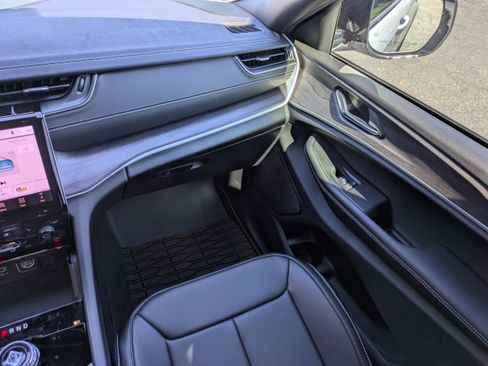 New 2025 Jeep Grand Cherokee Limited image 18