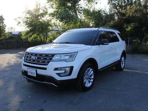 Used 2016 Ford Explorer XLT w/ Equipment Group 202A FWD image 3