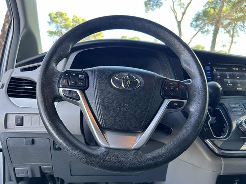 Used 2015 Toyota Sienna LE image 9