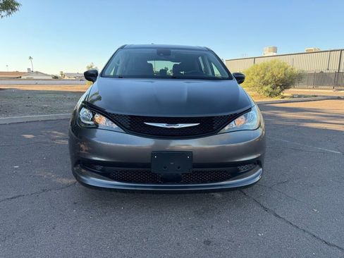 Used 2023 Chrysler Voyager LX image 3