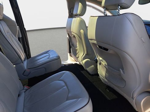 Used 2018 Chrysler Pacifica Limited FWD image 11