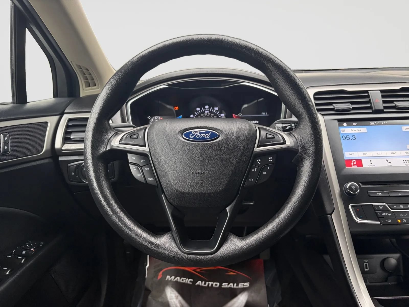 Used 2017 Ford Fusion SE w/ Fusion SE Technology Package FWD image 27