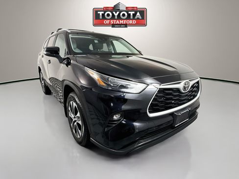 Used 2023 Toyota Highlander XLE AWD/4WD image 1