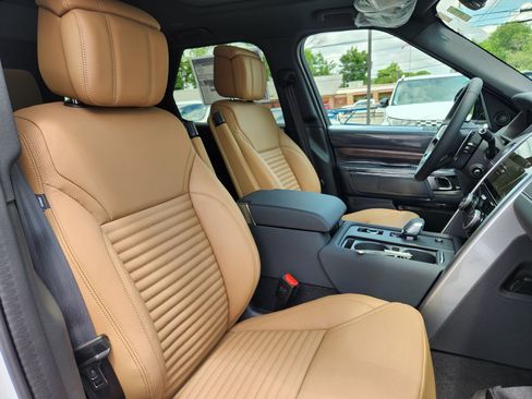 Used 2025 Land Rover Discovery Dynamic SE image 10