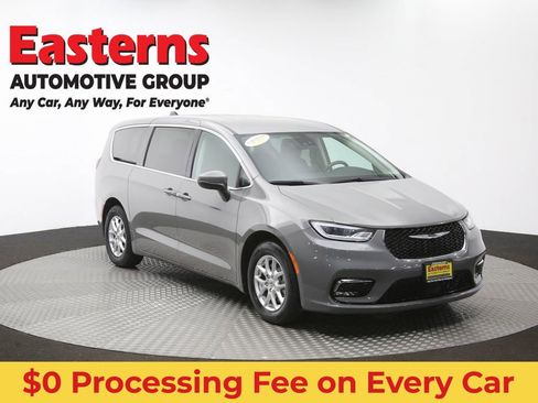 Used 2023 Chrysler Pacifica Touring-L FWD image 52