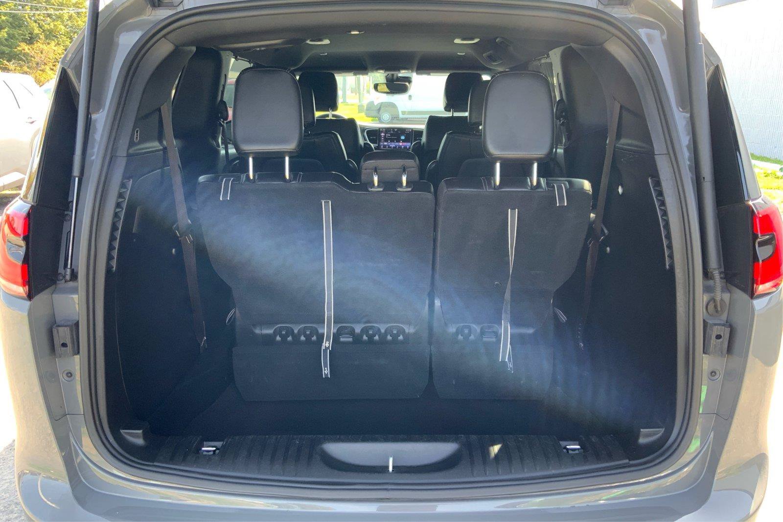 Used 2025 Chrysler Pacifica Select FWD image 12