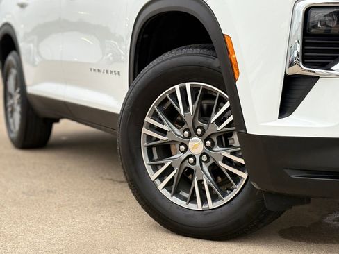 Used 2025 Chevrolet Traverse LT FWD image 11