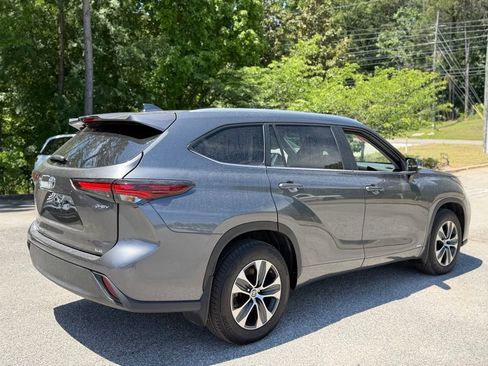 Used 2025 Toyota Highlander XLE AWD/4WD image 3