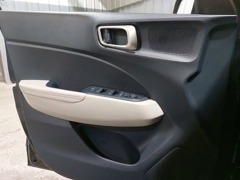 Used 2022 Hyundai Venue Limited FWD image 26