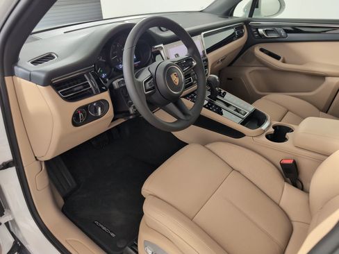 Certified 2025 Porsche Macan image 4