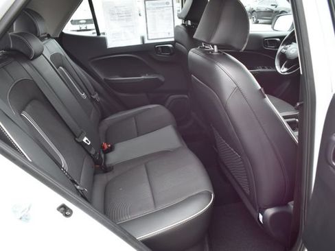 Used 2025 Hyundai Venue Limited FWD image 31