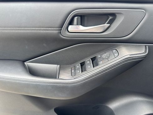 Used 2025 Nissan Rogue SL FWD image 17