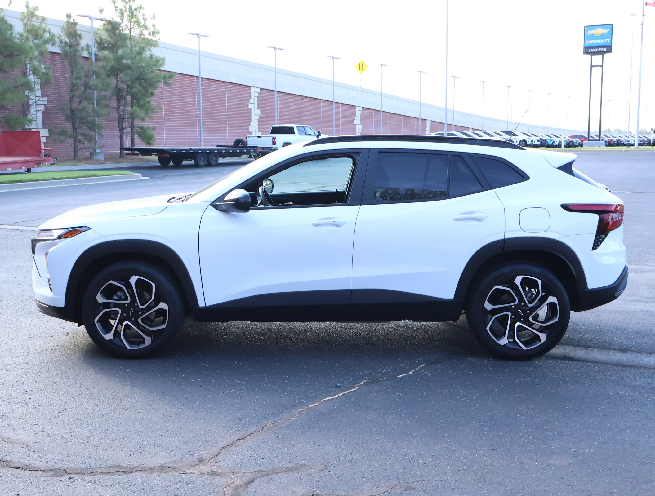 Used 2025 Chevrolet Trax RS w/ Sunroof Package FWD image 31