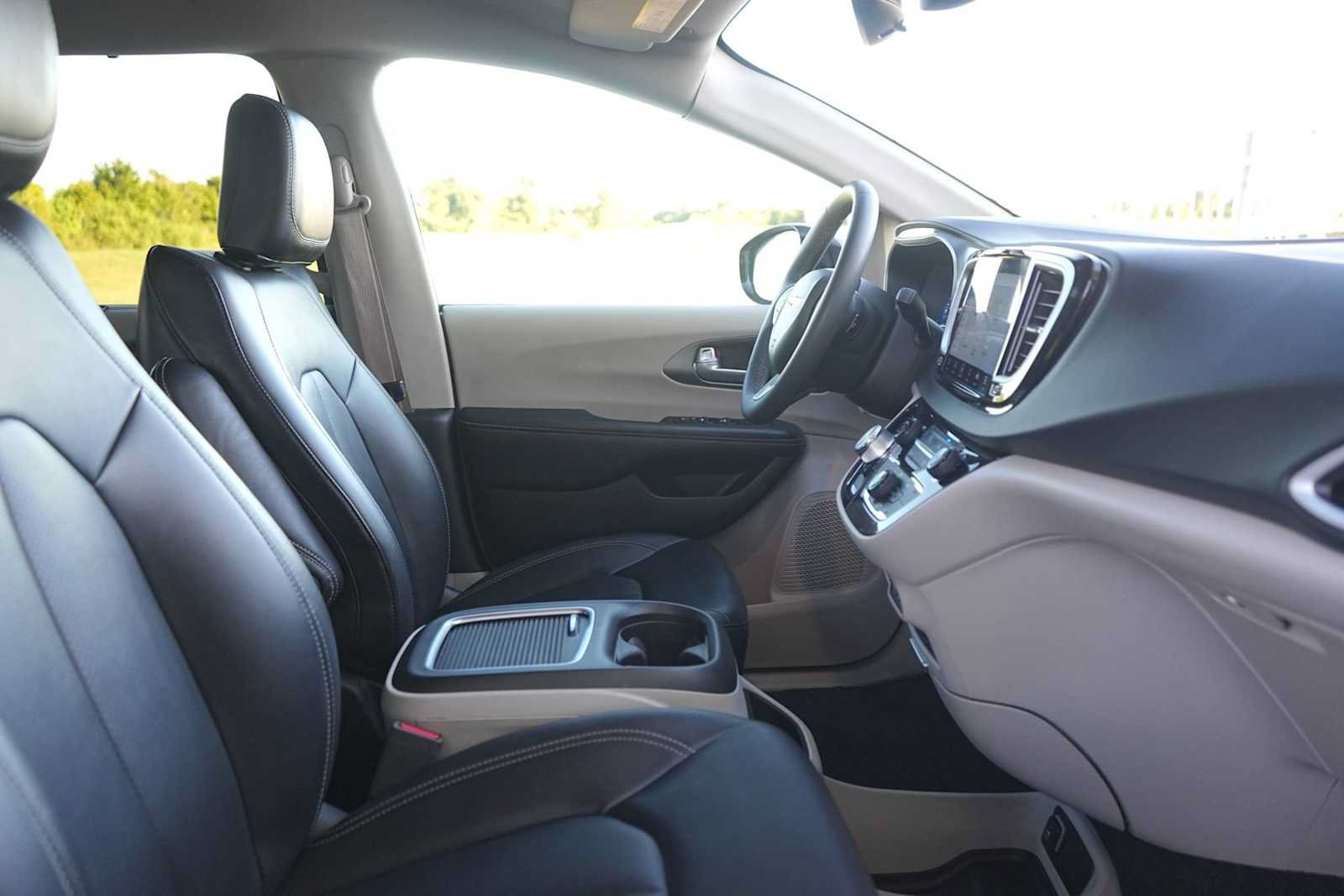 Used 2024 Chrysler Pacifica Touring-L FWD image 15