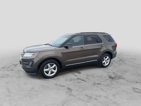 Used 2016 Ford Explorer XLT image 4