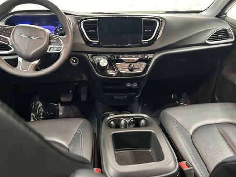 Used 2025 Chrysler Pacifica Select FWD image 15