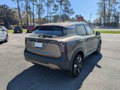 Used 2025 Nissan Kicks SR image 4