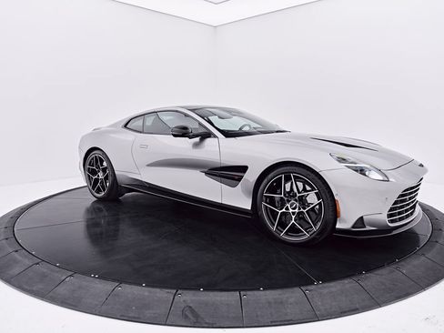 Used 2025 Aston Martin Vanquish RWD image 19