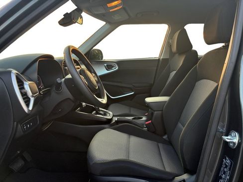 Used 2025 Kia Soul LX w/ LX Technology Package FWD image 19