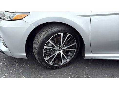 Used 2020 Toyota Camry SE FWD image 11