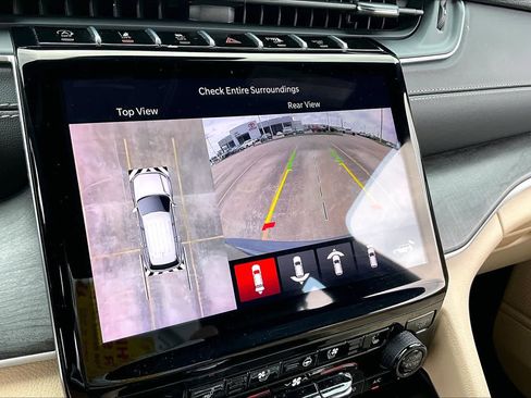 Used 2024 Jeep Grand Cherokee Limited w/ Luxury Tech Group II RWD image 37