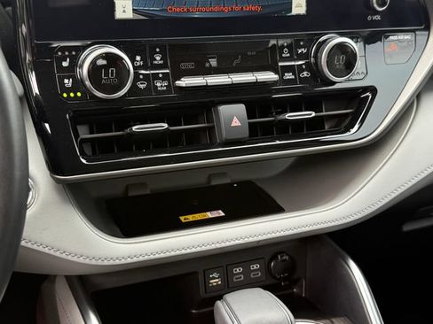 Used 2023 Toyota Highlander Limited FWD image 16