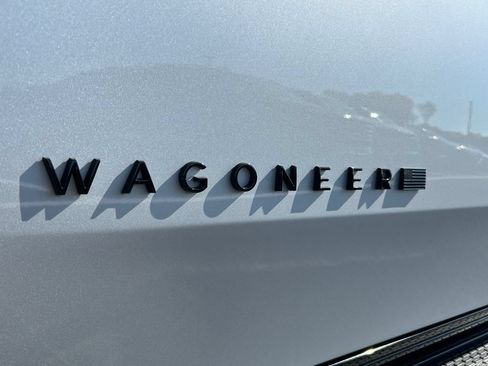 Used 2023 Jeep Wagoneer Series II AWD/4WD image 32