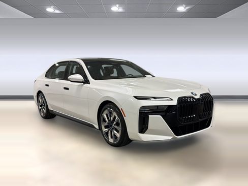 Used 2026 BMW 740i w/ Premium Package RWD image 6