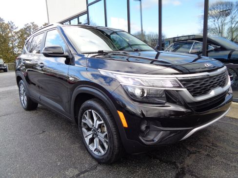 Used 2021 Kia Seltos EX image 2