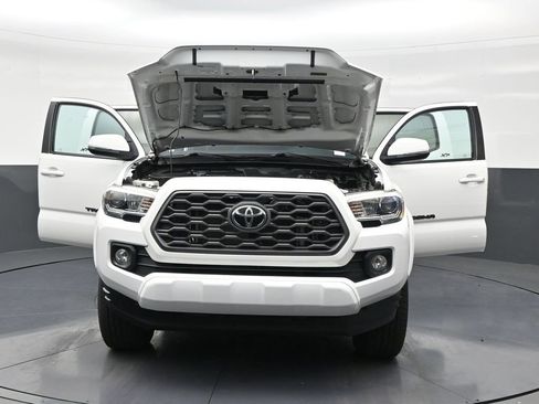 Used 2020 Toyota Tacoma TRD Sport w/ Technology Package RWD image 34