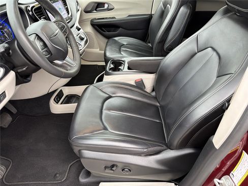 Used 2023 Chrysler Pacifica Touring-L FWD image 7