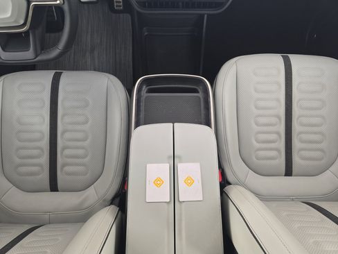 Used 2024 Rivian R1S Adventure AWD/4WD image 31